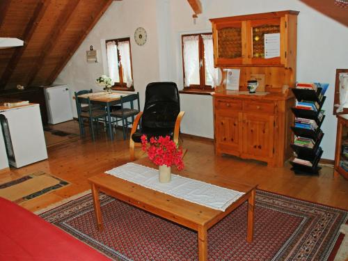Apartment Casa Strecce 1 by Interhome في Crana: غرفة معيشة مع طاولة عليها زهور