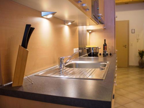 blat kuchenny ze zlewem w kuchni w obiekcie Apartment Bella Monte-2 by Interhome w mieście Pettneu am Arlberg