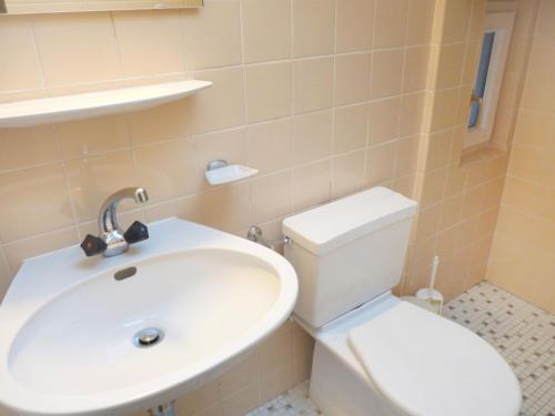 Ένα μπάνιο στο Apartment Tourbillon A 31 by Interhome