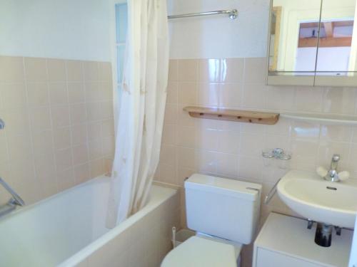 Ένα μπάνιο στο Apartment Tourbillon A 31 by Interhome