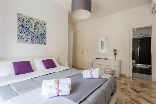 1 dormitorio con 1 cama grande y 2 almohadas en Alexander Rooms, en Siracusa