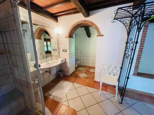 Torre BormidaにあるMulino Gorretta Langhe House with swimming poolの洗面台と鏡のあるバスルーム