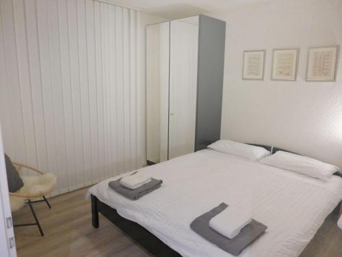 una camera da letto con un letto con due asciugamani sopra di Apartment Barzettes-Vacances 454 - Entrée N- 14 by Interhome a Vermala