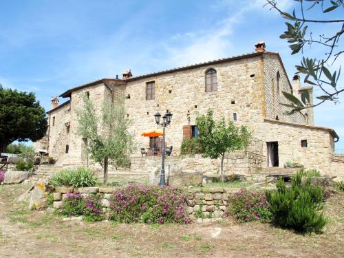 een oud stenen huis met een tuin ervoor bij Apartment Mimosa - Borgo la Civitella by Interhome in Roccastrada