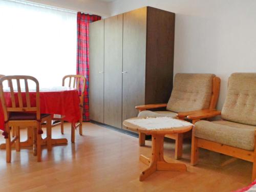 sala de estar con sillas, mesa y armario en Apartment Sonnheim by Interhome, en Zermatt