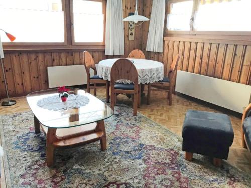 una sala de estar con una mesa y sillas en Apartment Tanno by Interhome, en Alvaschein