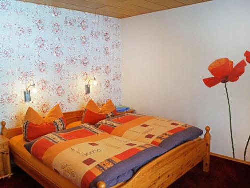 سرير أو أسرّة في غرفة في Apartment Scherzinger-2 by Interhome