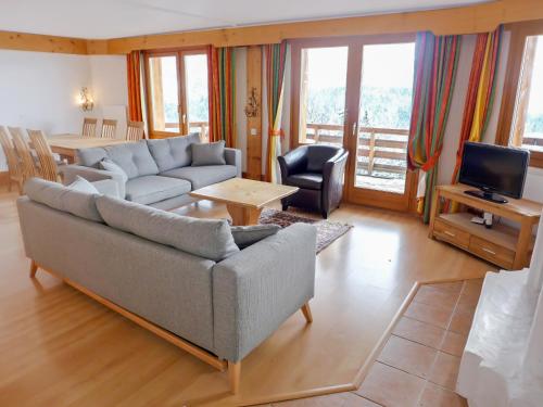 salon z kanapą i telewizorem w obiekcie Apartment Le Bristol C54 by Interhome w mieście Villars-sur-Ollon