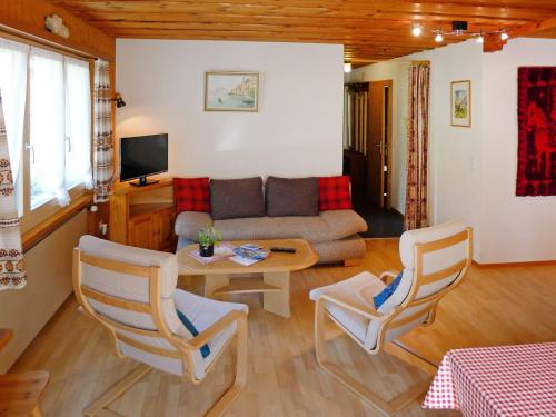 un soggiorno con divano, sedie e tavolo di Apartment Untertal by Interhome a Elm