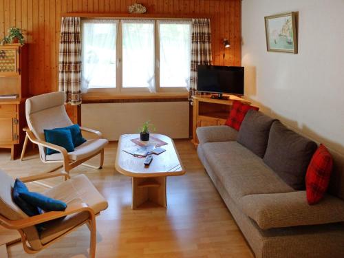 salon z kanapą i stolikiem kawowym w obiekcie Apartment Untertal by Interhome w mieście Elm