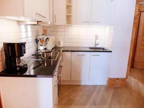 Apartment Le Bristol A32 by Interhomeにあるキッチンまたは簡易キッチン