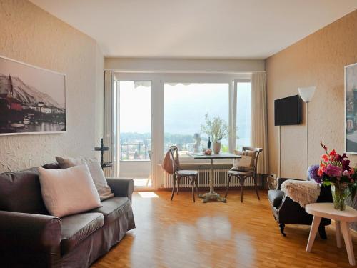 ein Wohnzimmer mit einem Sofa und einem Tisch in der Unterkunft Apartment Double Room Modern-6 by Interhome in Ascona