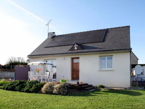 een wit huis met zonnepanelen op het dak bij Holiday Home l'Hermine by Interhome in Ploubazlanec