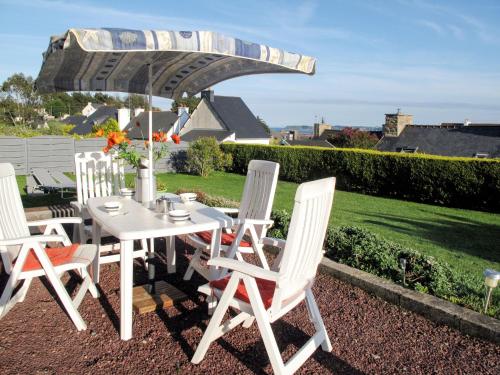 una mesa blanca y sillas en un patio en Holiday Home l'Hermine by Interhome en Ploubazlanec