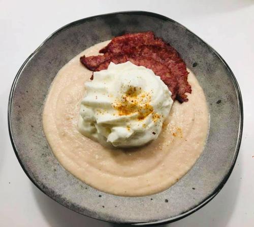 - une assiette de nourriture avec un dessert dans l'établissement Le Nid de Sigogne, à Sigogne