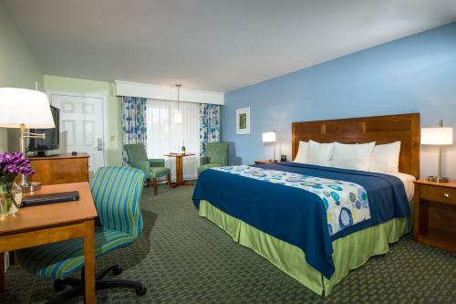 una camera d'albergo con letto e scrivania di Ogunquit The Milestone Inn a Ogunquit