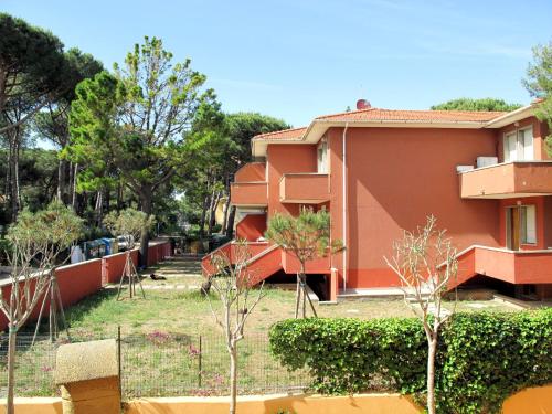 ein Gebäude mit Bäumen davor in der Unterkunft Apartment Campeggio del Forte-1 by Interhome in Marina di Bibbona