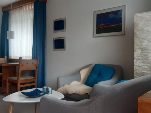 ein Wohnzimmer mit einem Sofa und einem Tisch in der Unterkunft Apartment Guardaval - Utoring-5 by Interhome in Davos
