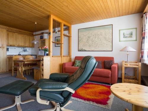 - un salon avec un canapé et une table dans l'établissement Studio Dixence 116 by Interhome, à Les Collons