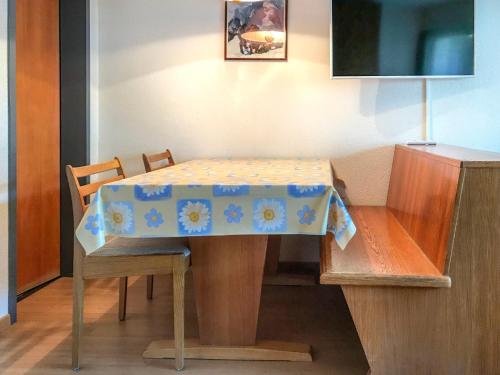 ツェルマットにあるApartment Matten - Utoring-4 by Interhomeの青白のテーブルクロスが掛けられたテーブル