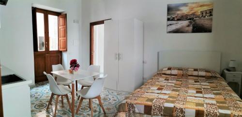 リーパリにあるMalvasia B&Bのベッドルーム1室(ベッド1台、テーブル、椅子付)