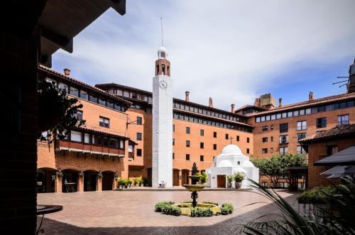 un gran edificio de ladrillo con una torre de reloj en Travelers Condominio Plenitud, en Bogotá