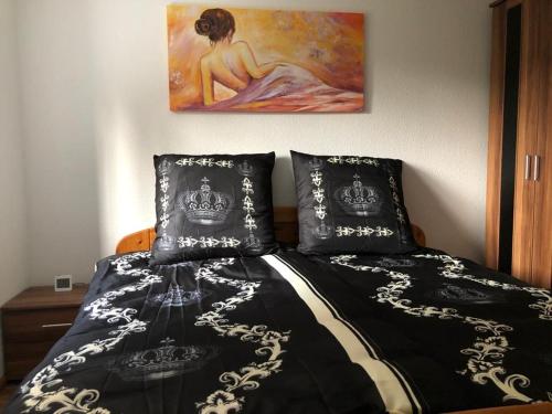 Un pat sau paturi într-o cameră la Ferienwohnung Black Beauty
