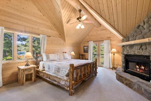 Ein Bett oder Betten in einem Zimmer der Unterkunft Antler Cove Log Home