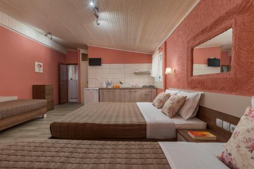 En eller flere senger på et rom på Ouzas luxury Hotel