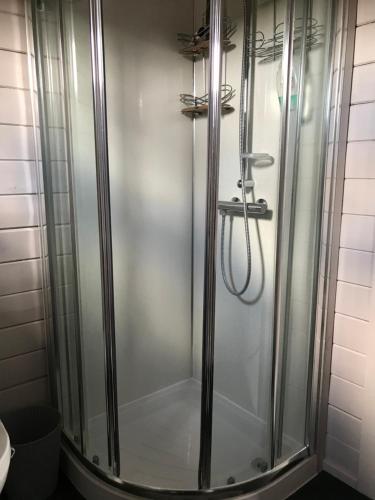 y baño con ducha y puerta de cristal. en Lovely 1-Bed House in Fochabers Scotland, en Fochabers