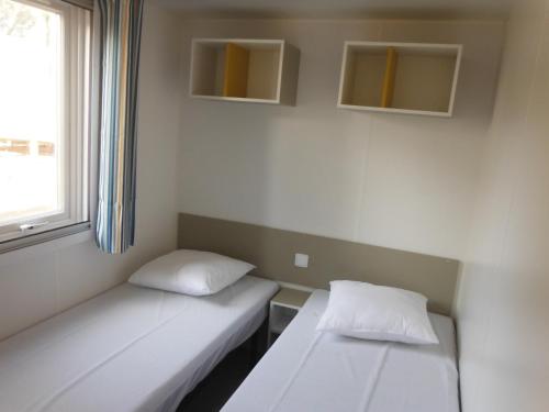 Ένα ή περισσότερα κρεβάτια σε δωμάτιο στο Camping l'Eléphant