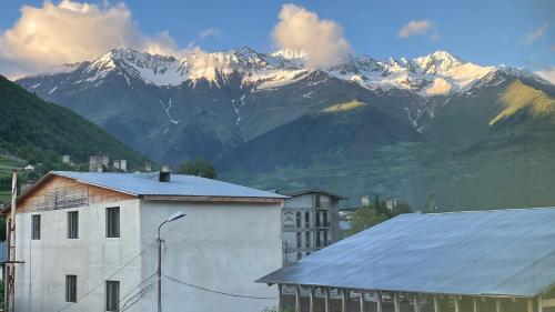 eine Bergkette mit schneebedeckten Bergen im Hintergrund in der Unterkunft Mestiatour Guest House in Mestia