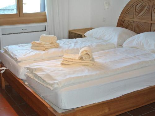 Ένα ή περισσότερα κρεβάτια σε δωμάτιο στο Apartment Residenza Chesa Margun 66-2 by Interhome