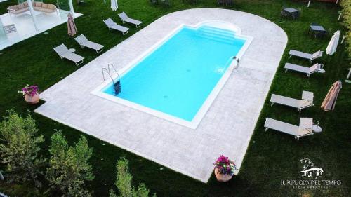 een uitzicht over een zwembad in een tuin bij Il Rifugio Del Tempo in Roccasecca