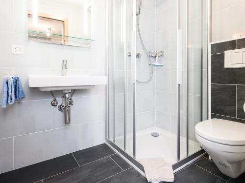 Ένα μπάνιο στο Apartment Amici-3 by Interhome