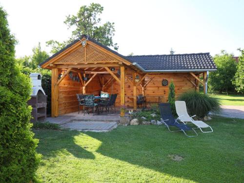 drewniany domek ze stołem i krzesłami na dziedzińcu w obiekcie Apartment Gerania by Interhome w Balatonfüred