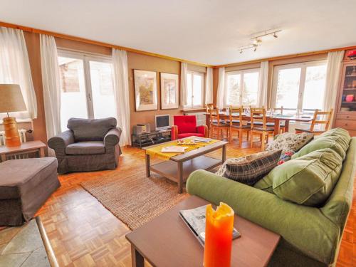 ein Wohnzimmer mit einem Sofa und einem Tisch in der Unterkunft Apartment Lani by Interhome in Zermatt
