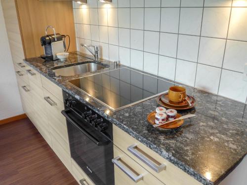 Η κουζίνα ή μικρή κουζίνα στο Apartment Amici-1 by Interhome