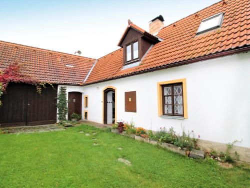 ein weißes Haus mit einem roten Dach und einem Hof in der Unterkunft Holiday Home Podoli by Interhome in Šamonice