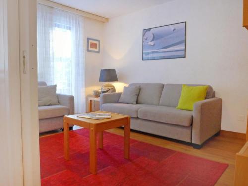 sala de estar con sofá y mesa en Apartment Roger-1 by Interhome, en Zermatt