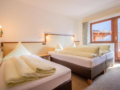Cette chambre comprend 2 lits et une fenêtre. dans l'établissement Apartment Alpin-5 by Interhome, à Sölden