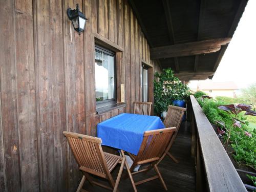 una mesa azul y sillas en el porche de una casa en Apartment Eisele by Interhome en Kirchberg bei Mattighofen
