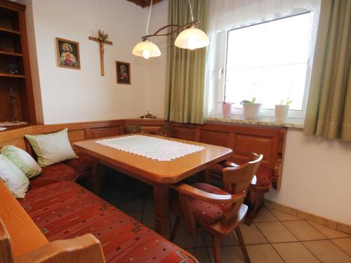 een eetkamer met een tafel en een bank bij Apartment Eisele by Interhome in Kirchberg bei Mattighofen