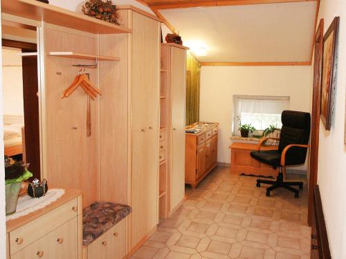 1 dormitorio con escritorio y silla en Apartment Eisele by Interhome en Kirchberg bei Mattighofen