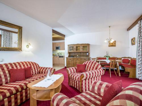 ein Wohnzimmer mit 2 Sofas und einem Tisch in der Unterkunft Apartment Christian-1 by Interhome in Maurach