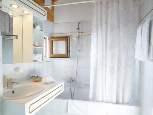 クランにあるApartment Appart-Hotel Helvetia Intergolf by Interhomeの白いバスルーム(シンク、シャワー付)