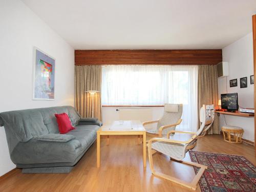 ein Wohnzimmer mit einem Sofa, einem Tisch und Stühlen in der Unterkunft Apartment Am Birkenhain-19 by Interhome in Seefeld in Tirol