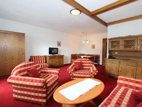 ein Wohnzimmer mit 2 Stühlen und einem Tisch in der Unterkunft Apartment Christian-2 by Interhome in Maurach