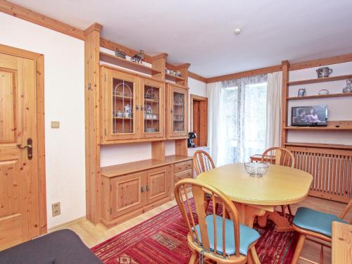 comedor con mesa de madera y sillas en Apartment Alpenland-14 by Interhome, en Seefeld in Tirol