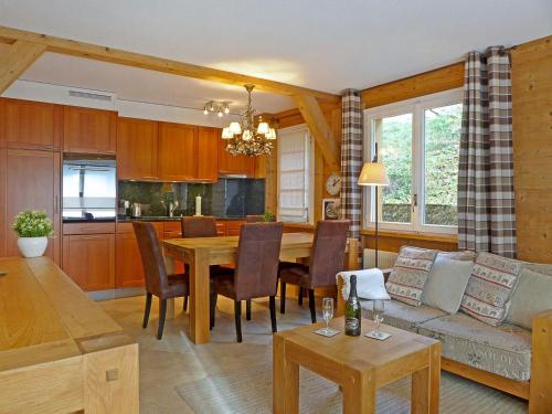 una cucina e un soggiorno con tavolo e divano di Apartment Sulegg by Interhome a Wengen